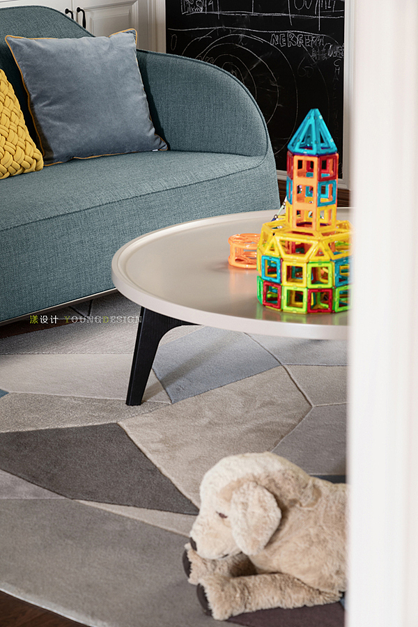 Q3:装修过程中,印象最深的一件事?
A:选窗帘、灯具和挂画等都花了不少时间,尤其是挂画,每一幅的颜色和内容都是很用心挑选的,跟家里都有些渊源。