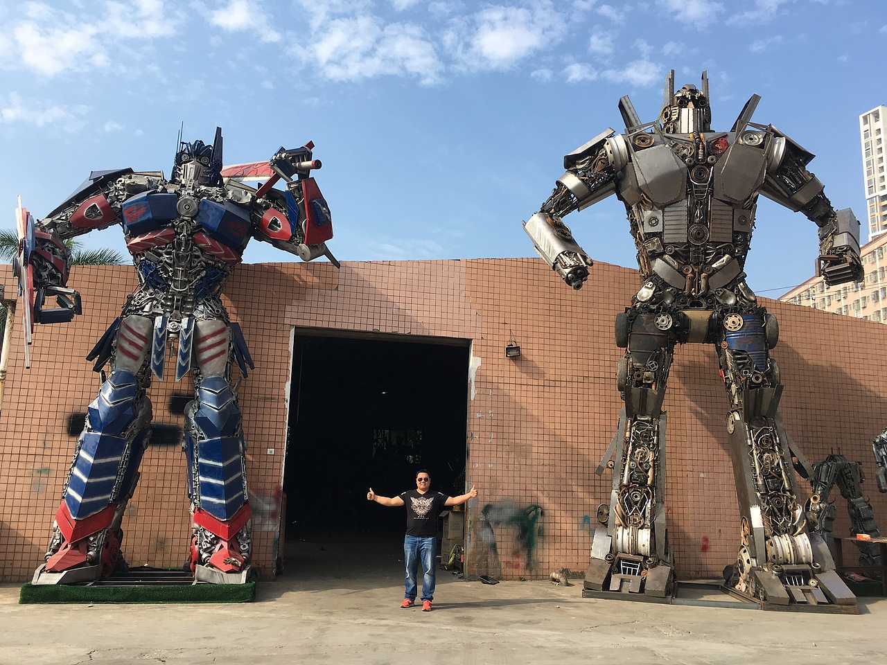 废旧汽车配件，废旧摩托车配件焊接成的变4版擎天柱-变2版擎天柱