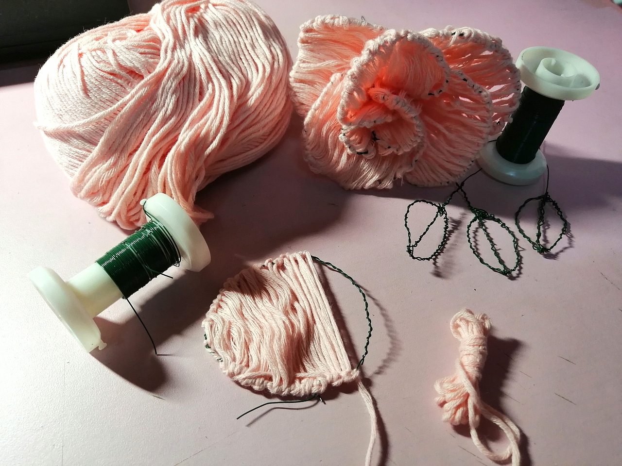 洗铁丝绕圈 缠上毛线做成花瓣 最后整合一起成一朵完整的花(注意花朵