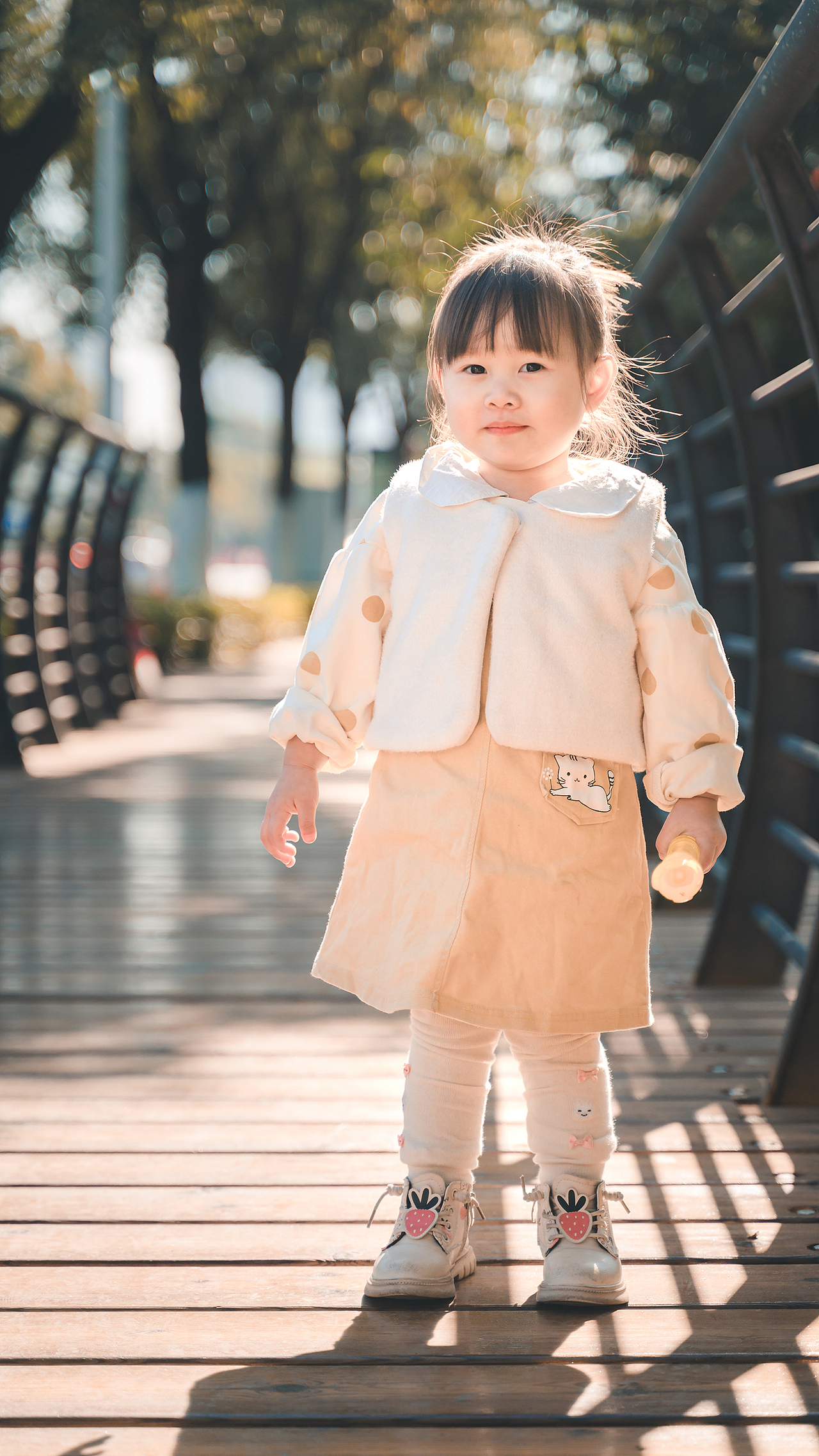 站在光里吹着泡泡的女孩儿