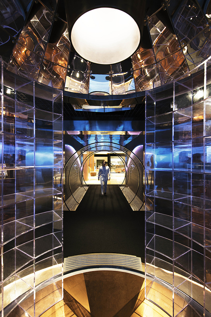 创意“屏风”的植入完成对空间不同功能区块的灵活切割,不同的材料质感组合及颜色应用为空间营造出品质感,数字多媒体与主题装置的植入创造出流动的漫游感,这些碰撞与冲突也构成了人们行走于其中的空间张力。