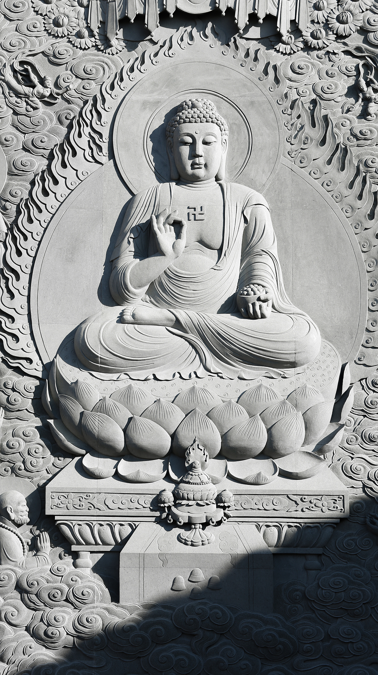 山寺清幽一缕青烟