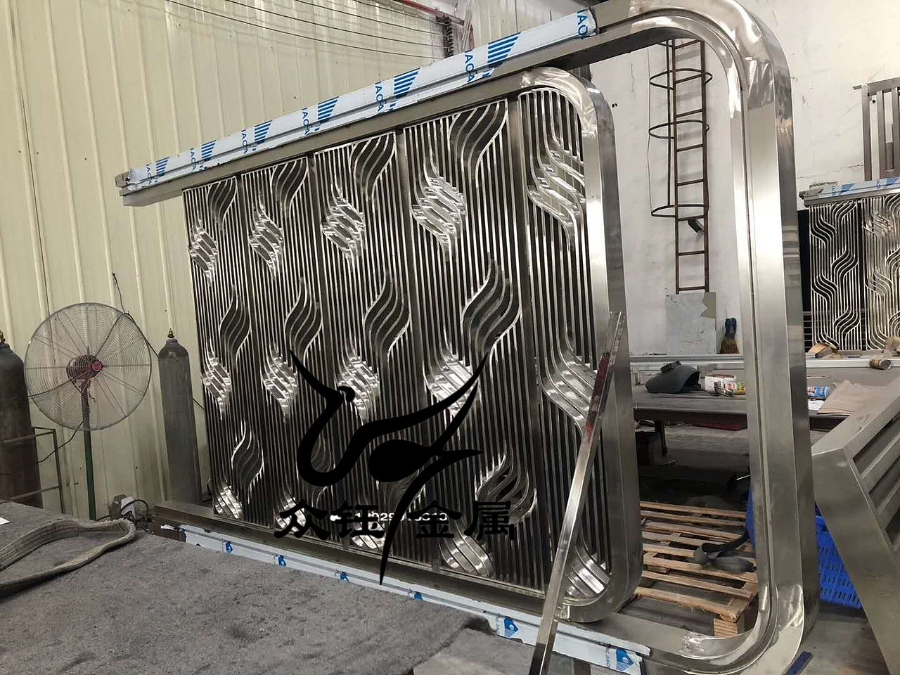 售楼处不锈钢屏风装饰工程—东城金茂府不锈钢廊架屏风