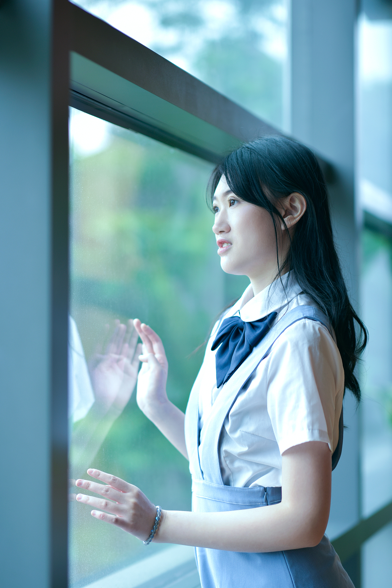 把脸一直向着阳光 这样就不会见到阴影