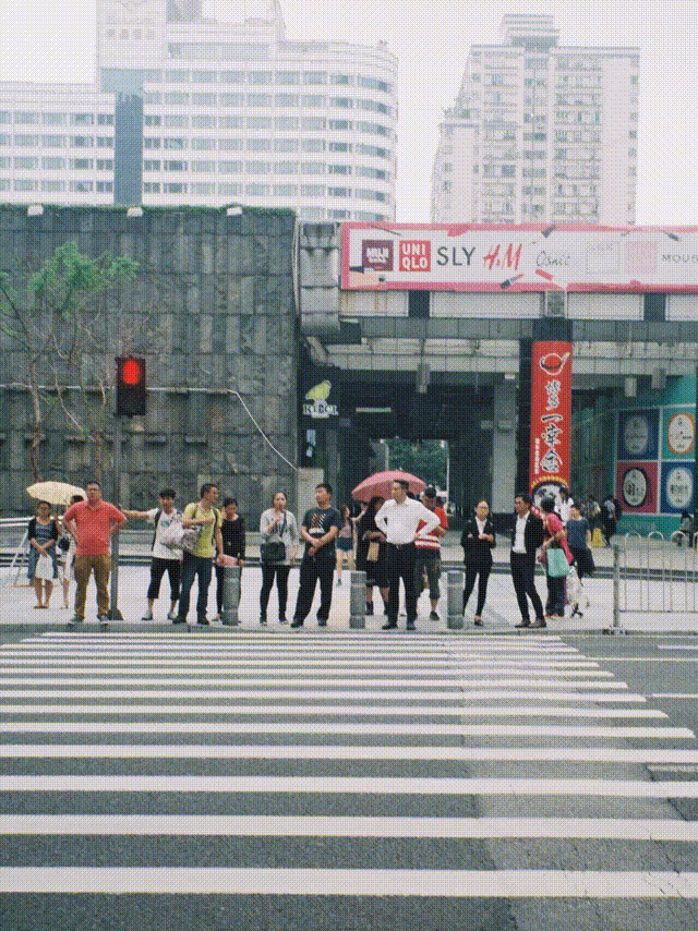 实景图片结合《电锯惊魂》竖锯老头