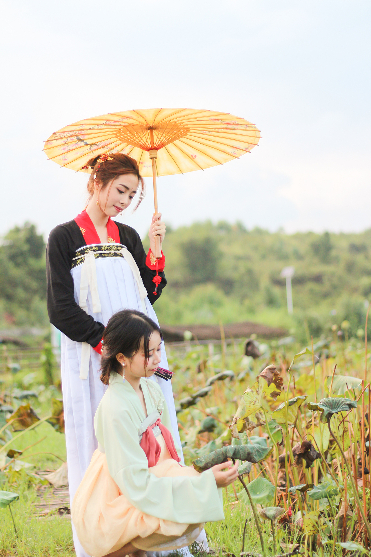 袅娜少女羞,岁月无忧愁。