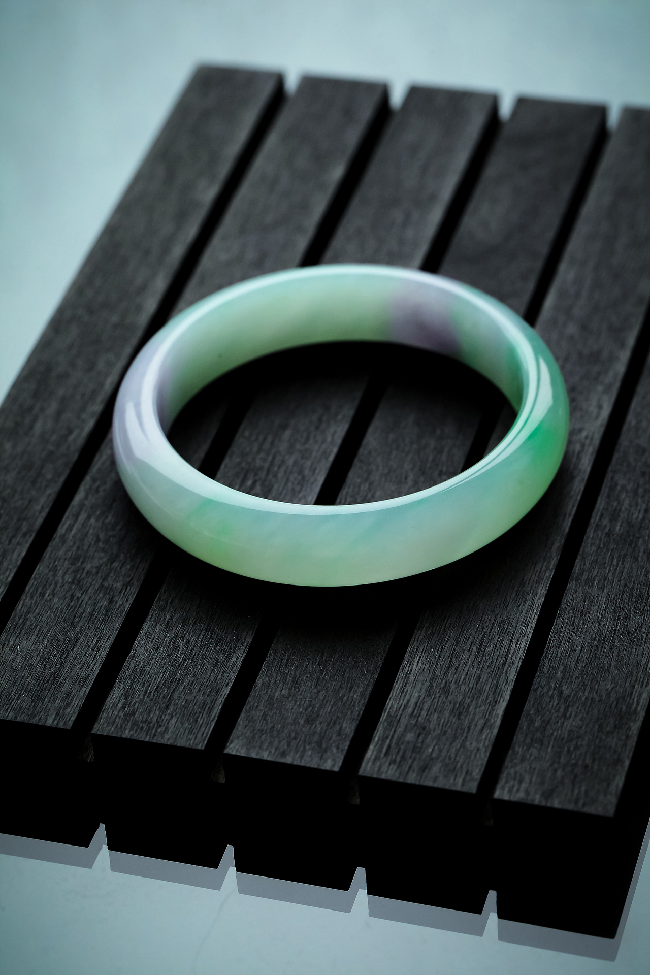 飘阳绿飘紫飘好多颜色的翡翠手镯（图ZMTE5MzY5MTIw） - 产品摄影 - 站酷设计师飞翔的大西瓜原创素材 - 站酷ZCOOL