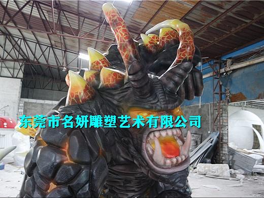 一副绒穿锦绣黄金甲的玻璃钢牛魔王造型雕塑仿真牛雕塑