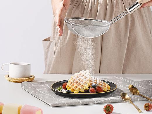 厨房小工具：筛子、油壶、擀面杖、温度计