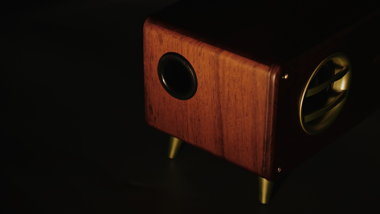 细节展示:低音导向孔