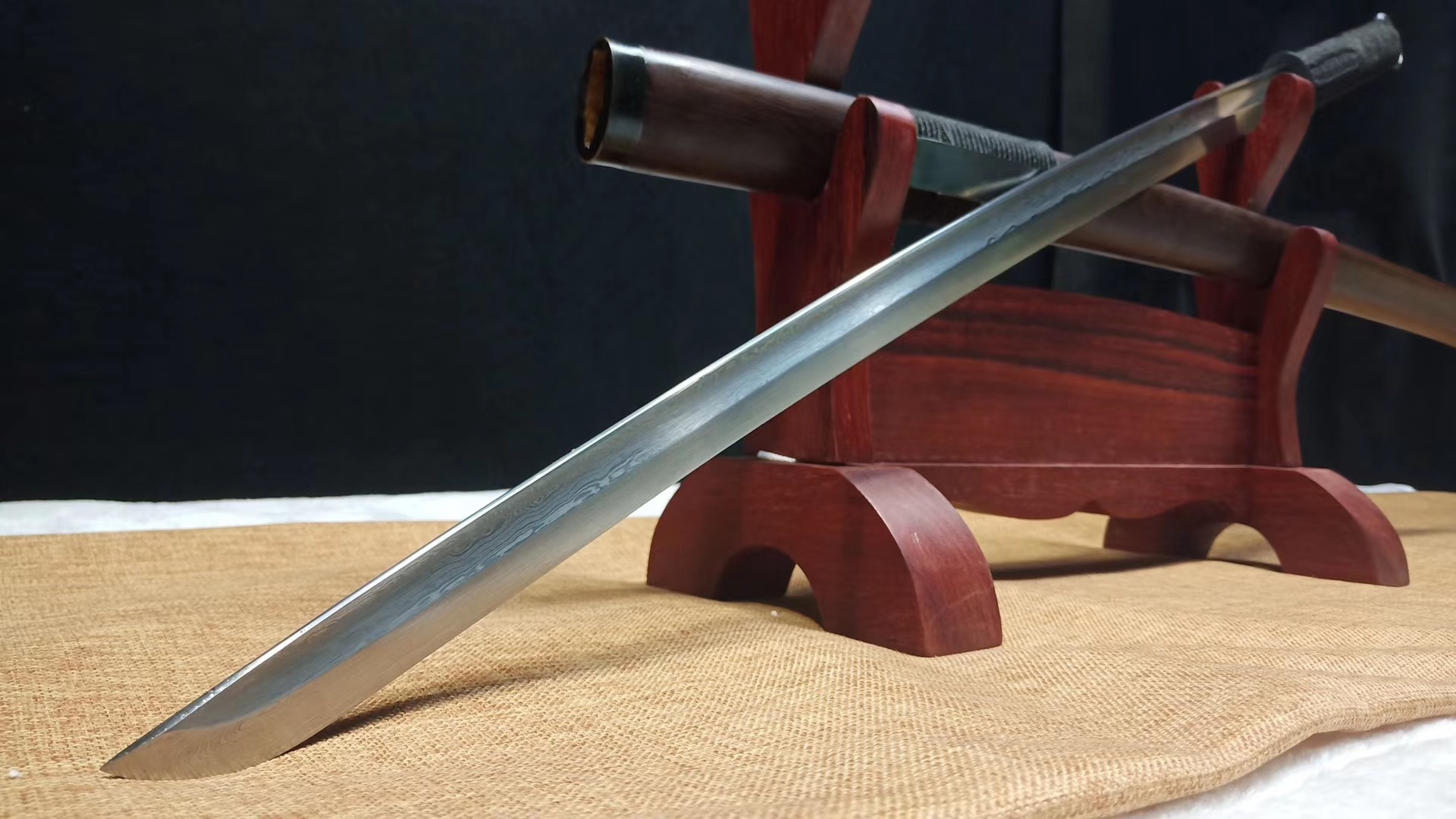 老吴是个刀剑道具师