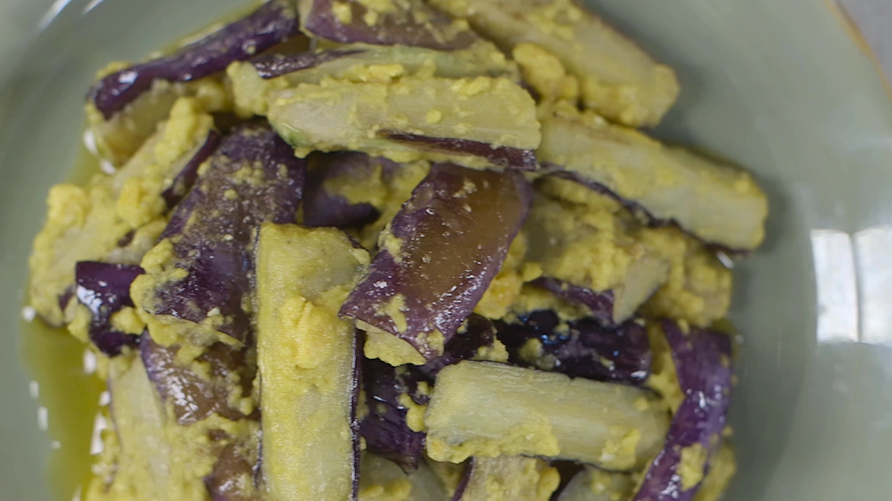 蛋黄焗茄子，咸鲜出众，老婆说真好吃