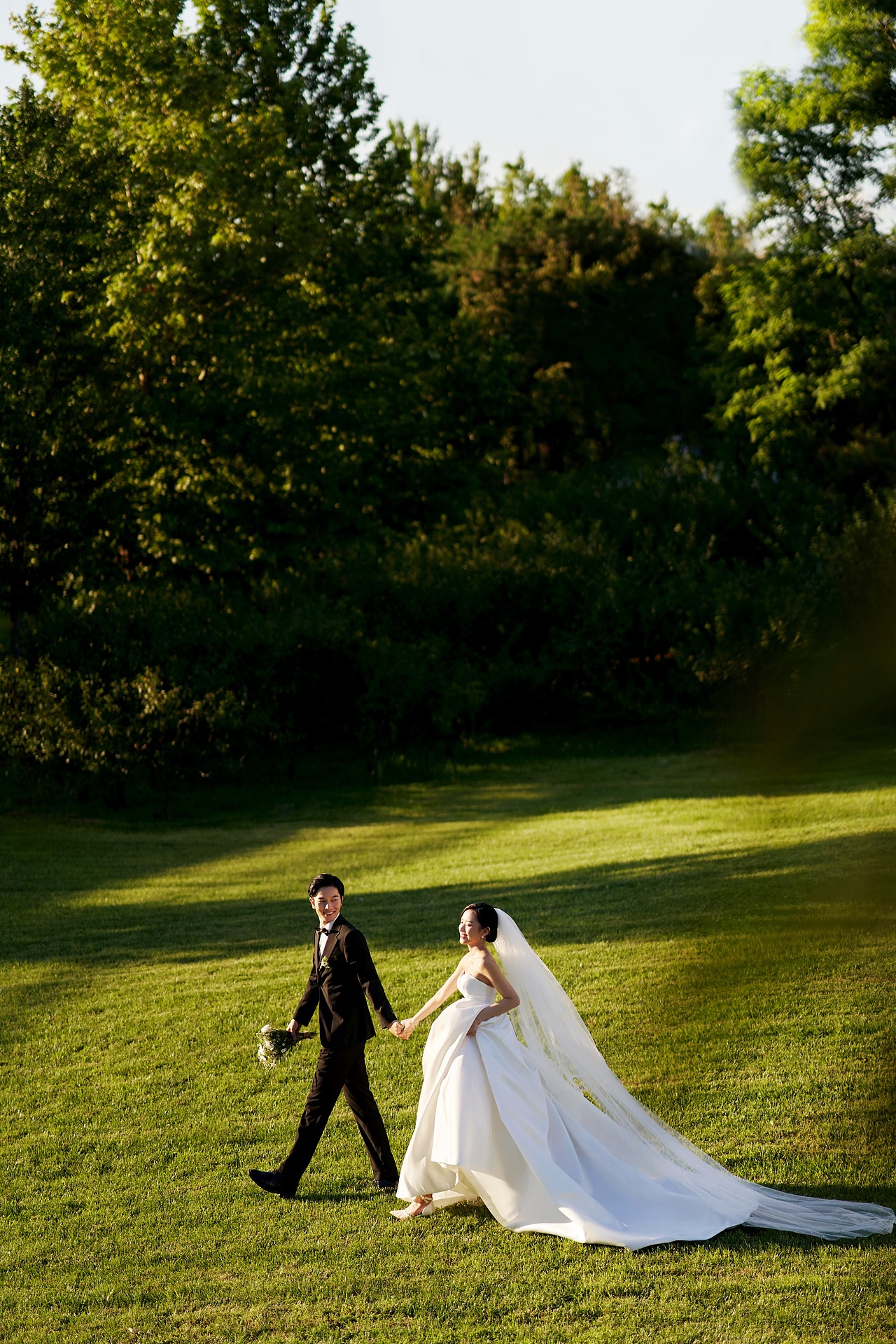 千万不要拍夕阳森系草坪婚纱照，因为太好看啦~（图ZMzIzMDQ1NDI0） - 婚礼摄影 - 站酷设计师遇见YUJIAN原创素材 - 站酷ZCOOL