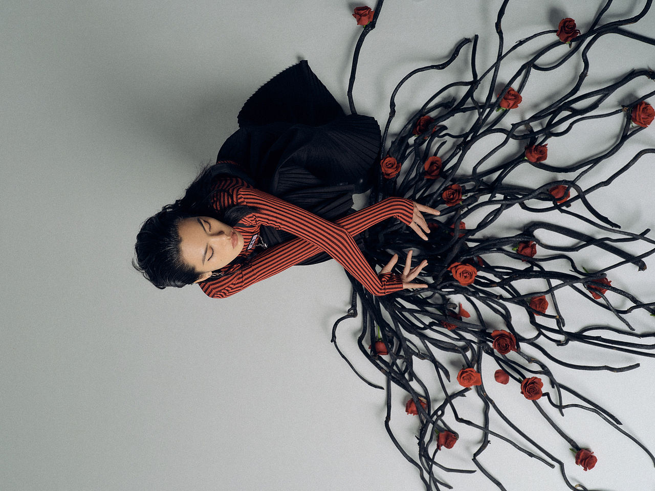 🥀披荆为冠 斩棘为袍🥀品牌服装商业形象大片（图ZMjcwNTAyNjg0） - 人像摄影 - 站酷设计师jiaingzi原创素材 - 站酷ZCOOL