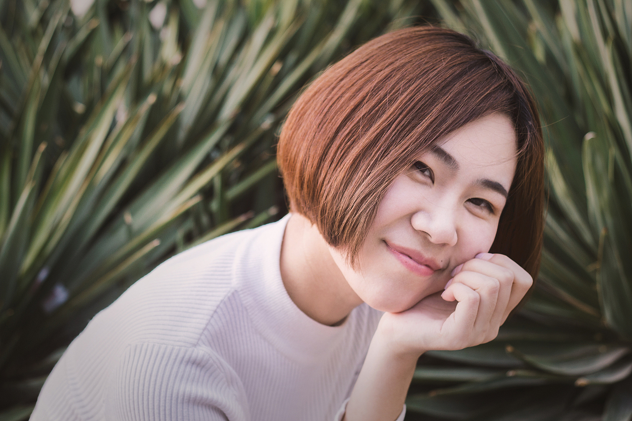 花园前的女子（图ZNTA4NDE1MzI=） - 人像摄影 - 站酷设计师又圆仔原创素材 - 站酷ZCOOL