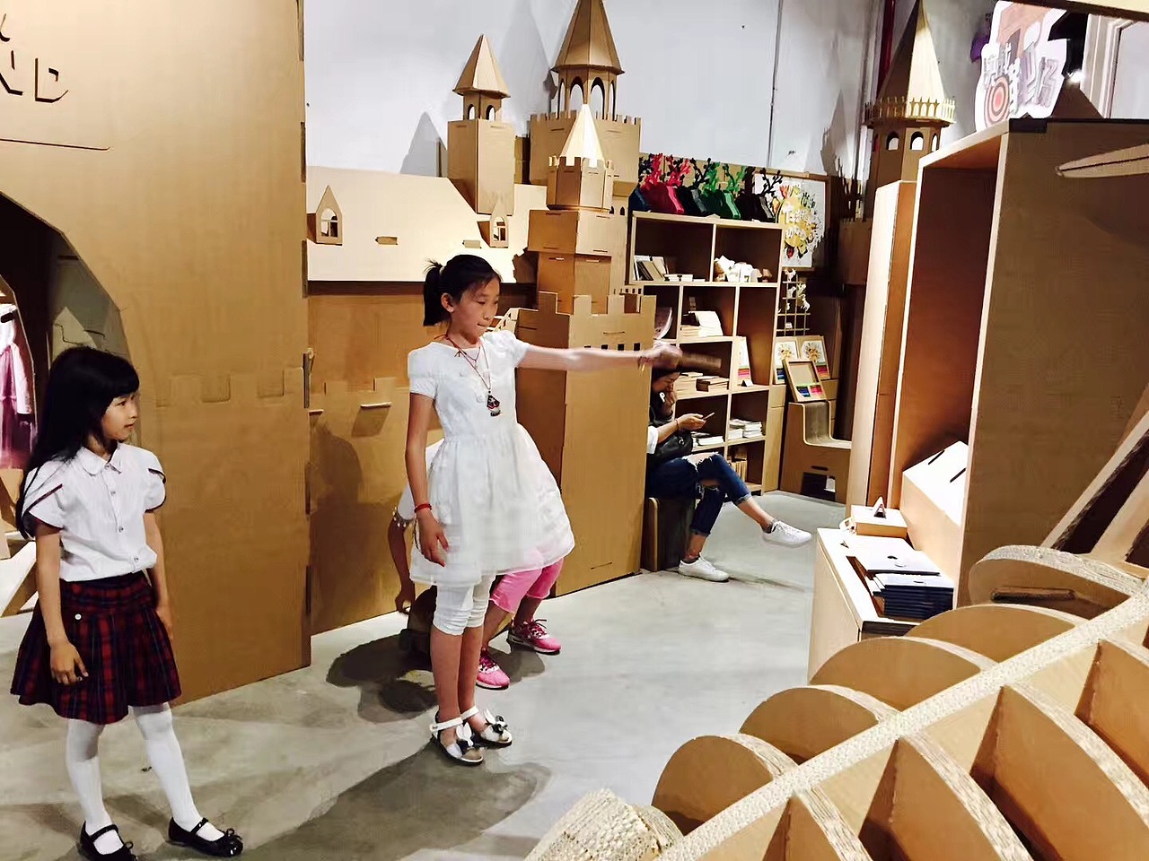 童装创意SI设计实景(纸的王国)