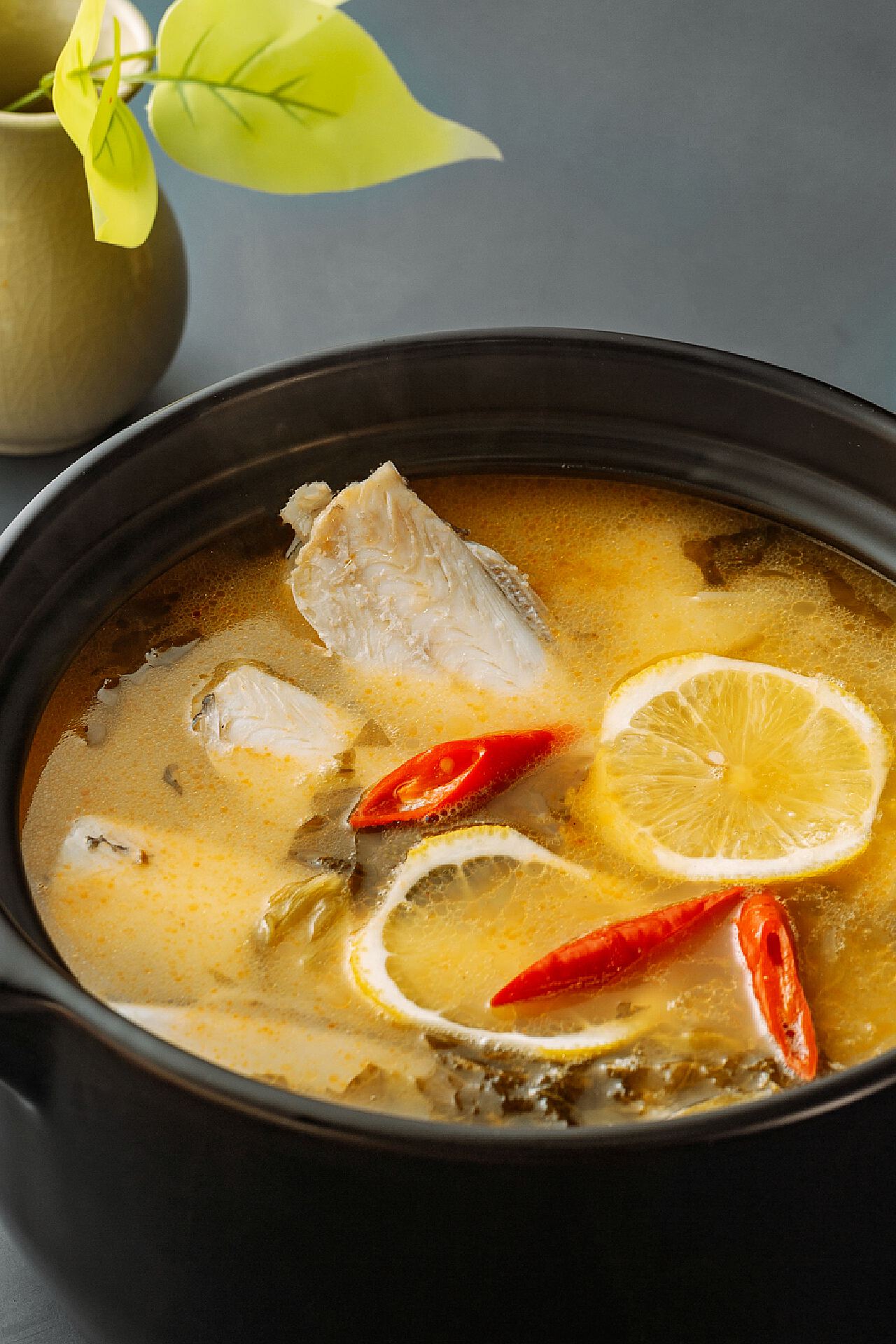 重庆噱头十足的耗儿鱼火锅，在美国打广告，特色蘸料有5种食材 – 重庆游品