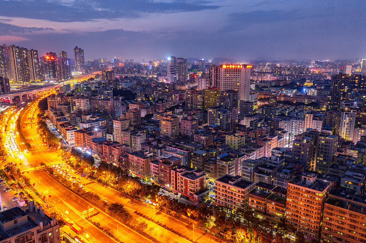 深圳龙华区上塘布龙路地面地铁仁合医院城市夜景