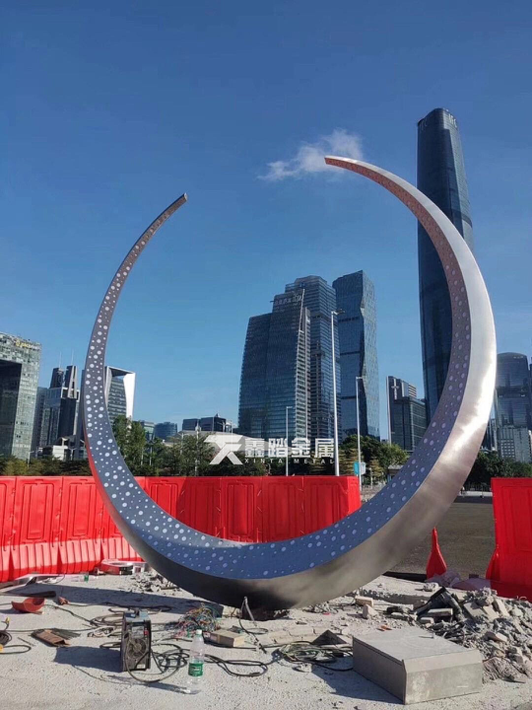 广州网红打卡小蛮腰 哑光不锈钢镂空发光月亮雕塑