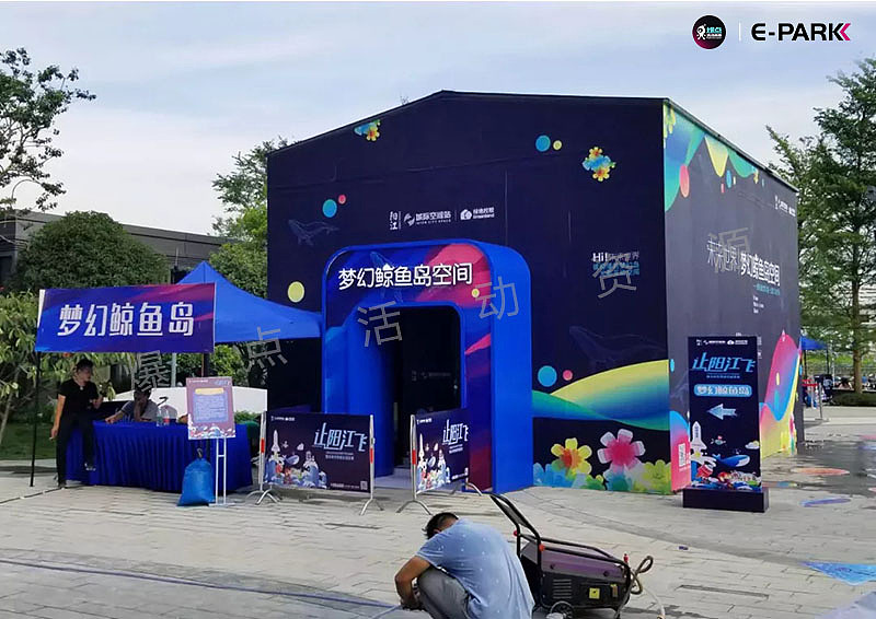 (活动现场)
活动现场吸引大量人流,人气火爆,炎热的天气也不能阻挡大家的热情。<br><br>
