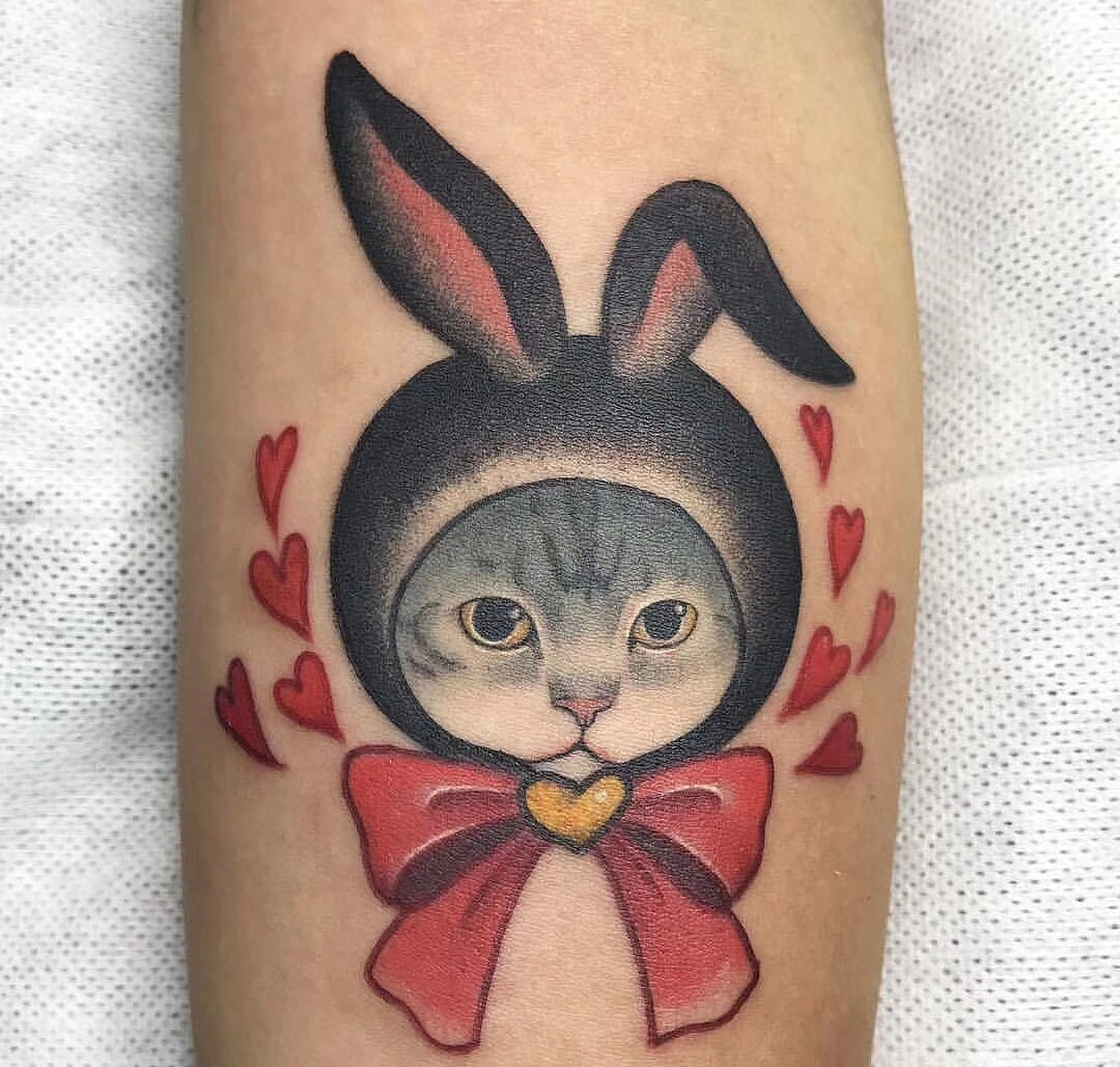 小臂彩色樱花猫咪肖像纹身图案 - 广州纹彩刺青