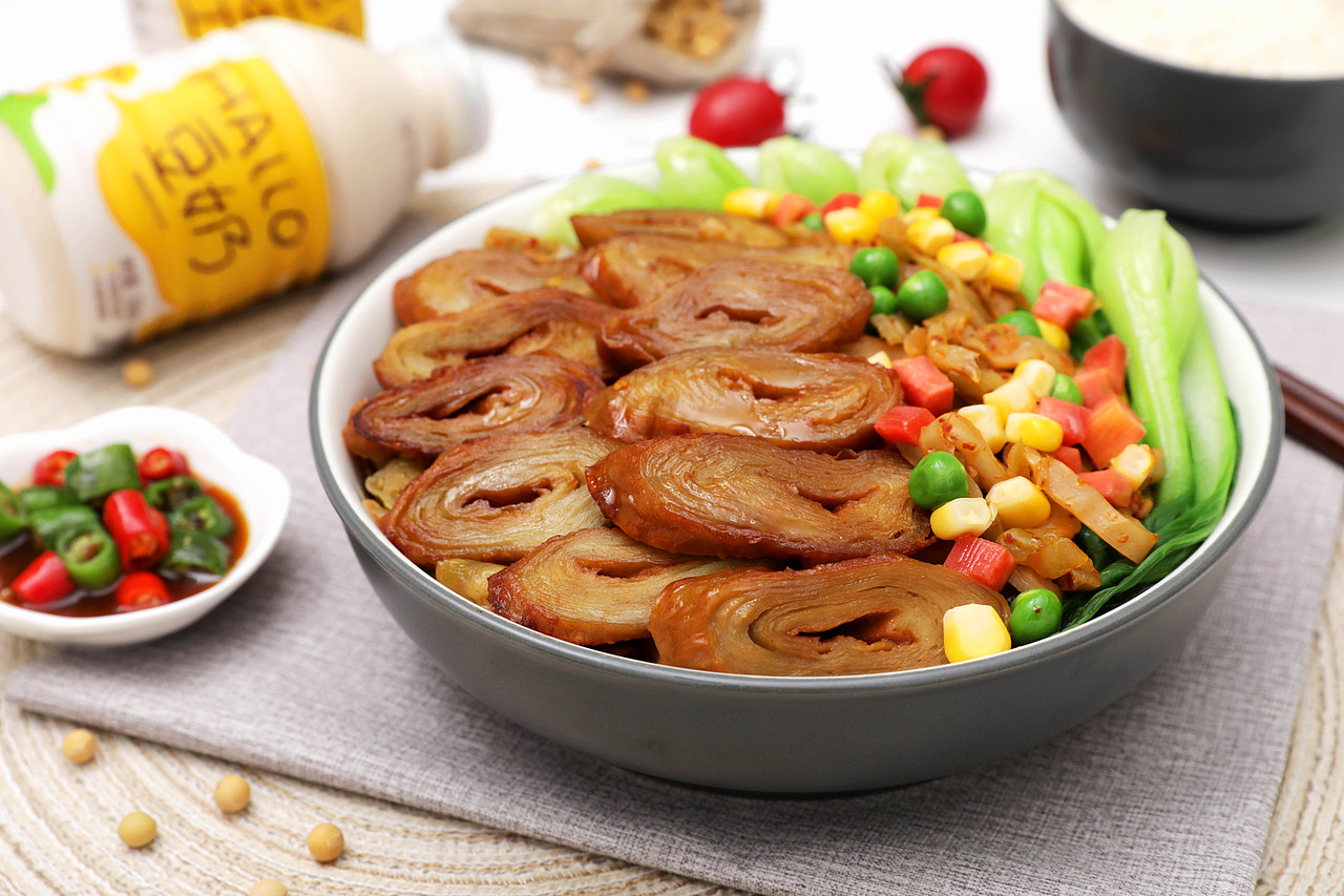 从购买餐具到摆盘到最后的背景场景搭建的一步一步,都是靠着自我强大