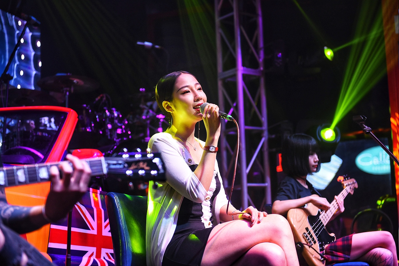 成都网红酒吧,最好玩的酒吧、美女多的酒吧音乐大篷车