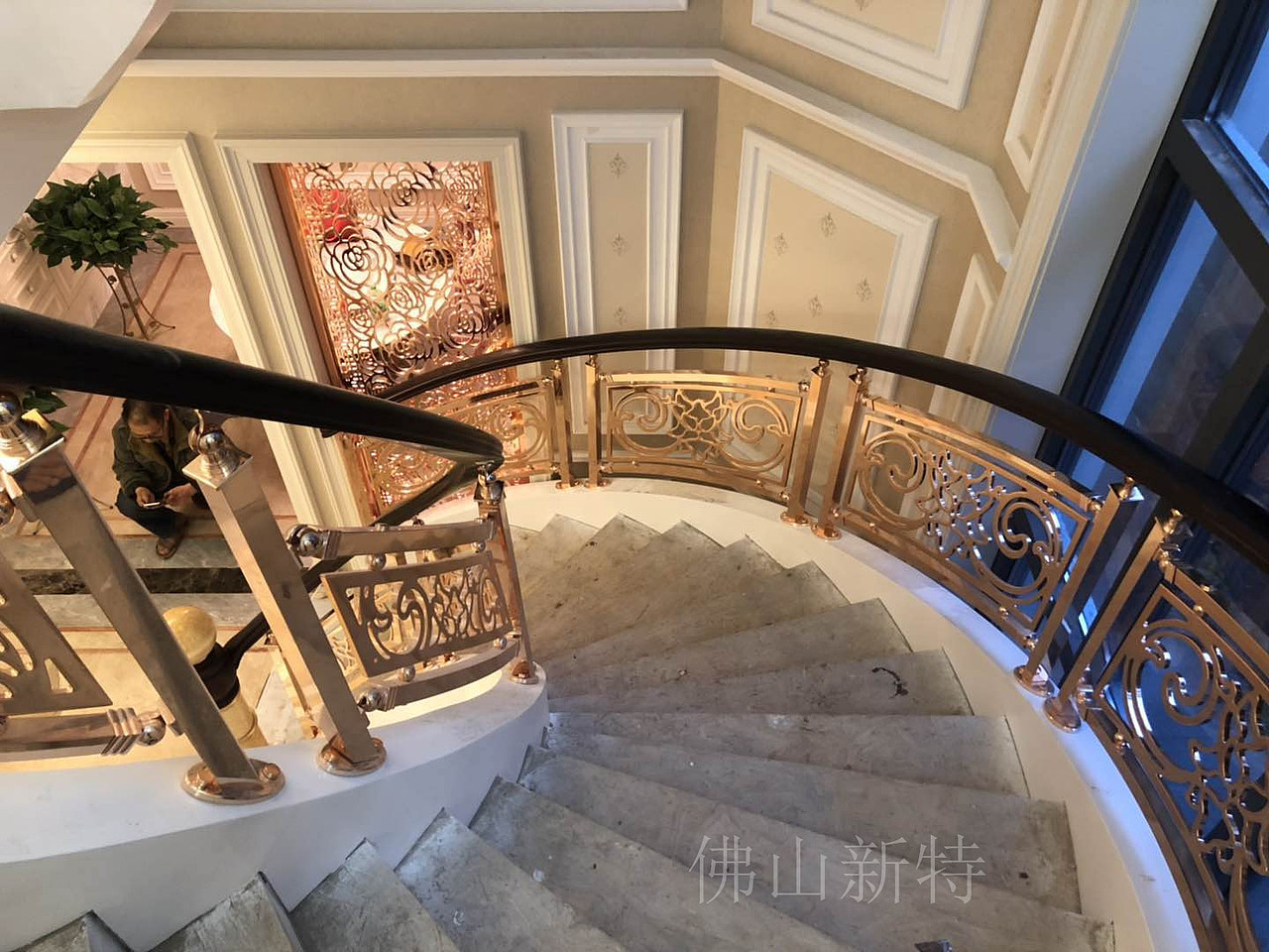 铝艺楼梯栏杆别墅镀金楼梯扶手安装实例