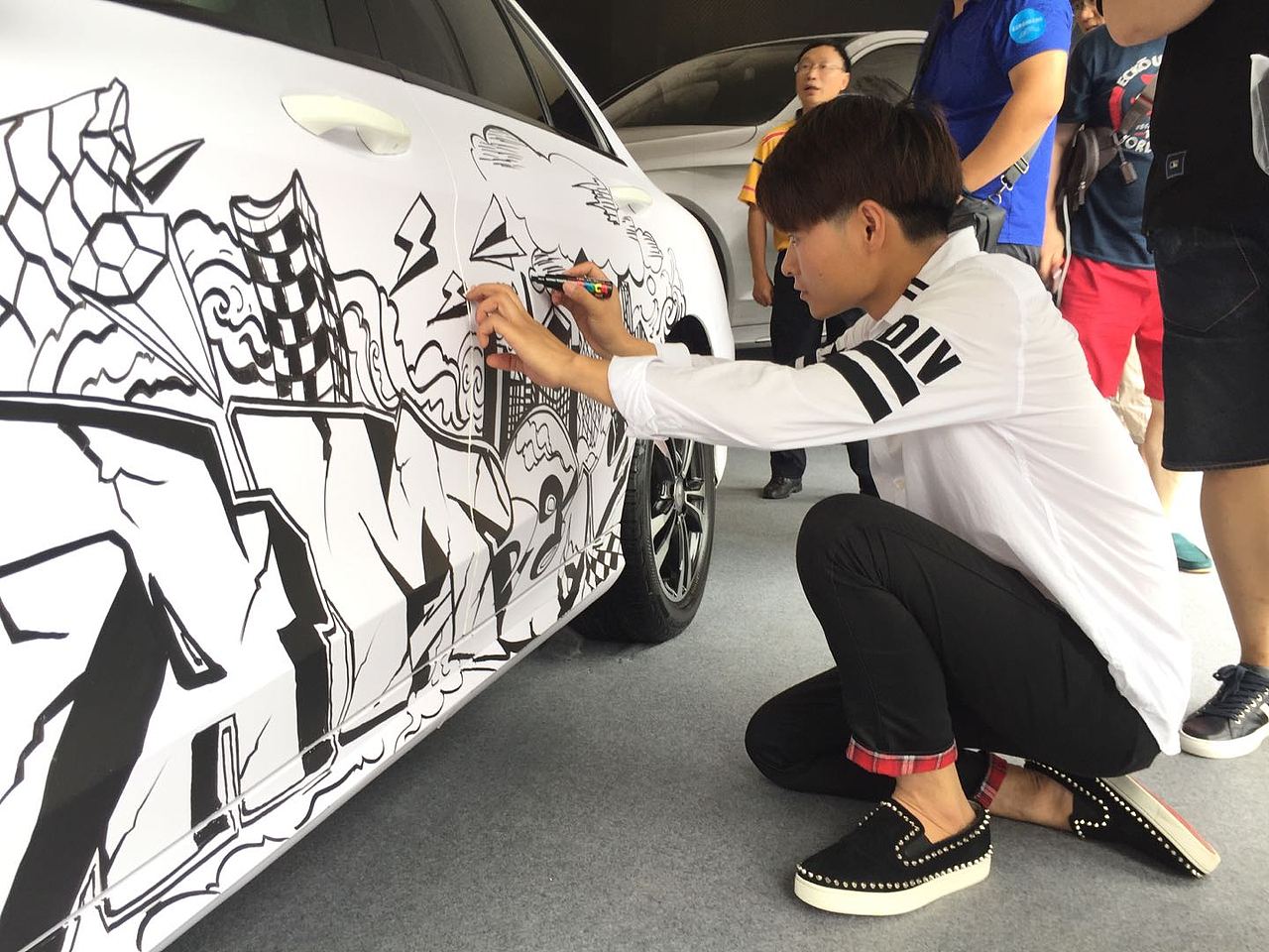 奔驰c200车身涂鸦绘制