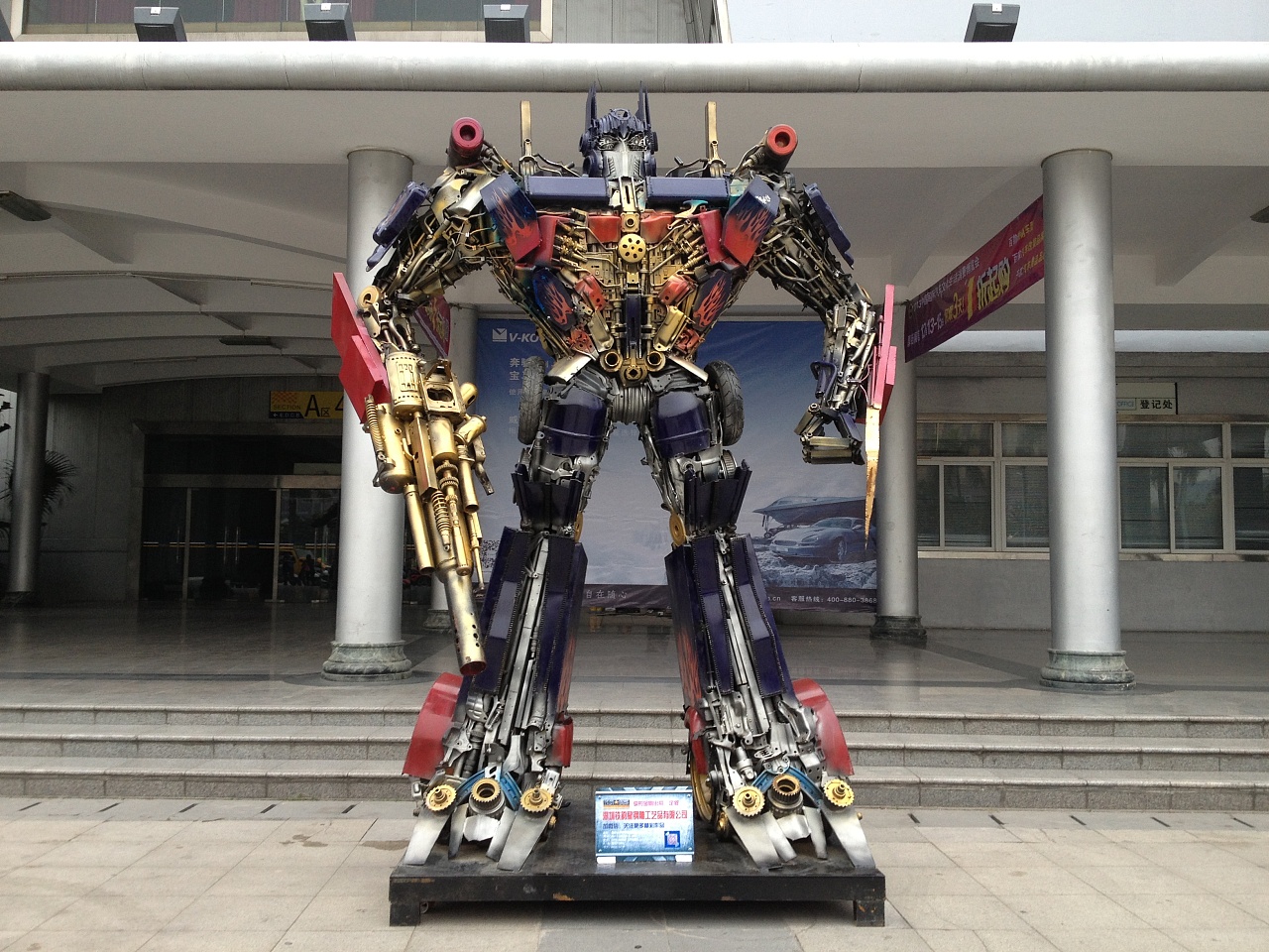 铁韵星钢雕变形金刚群助阵2013中国国际汽车文化展