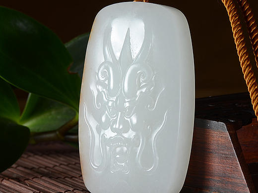 白玉籽料挂件 — 瑞兽辟邪 - 和田玉玉器摄影作品展示