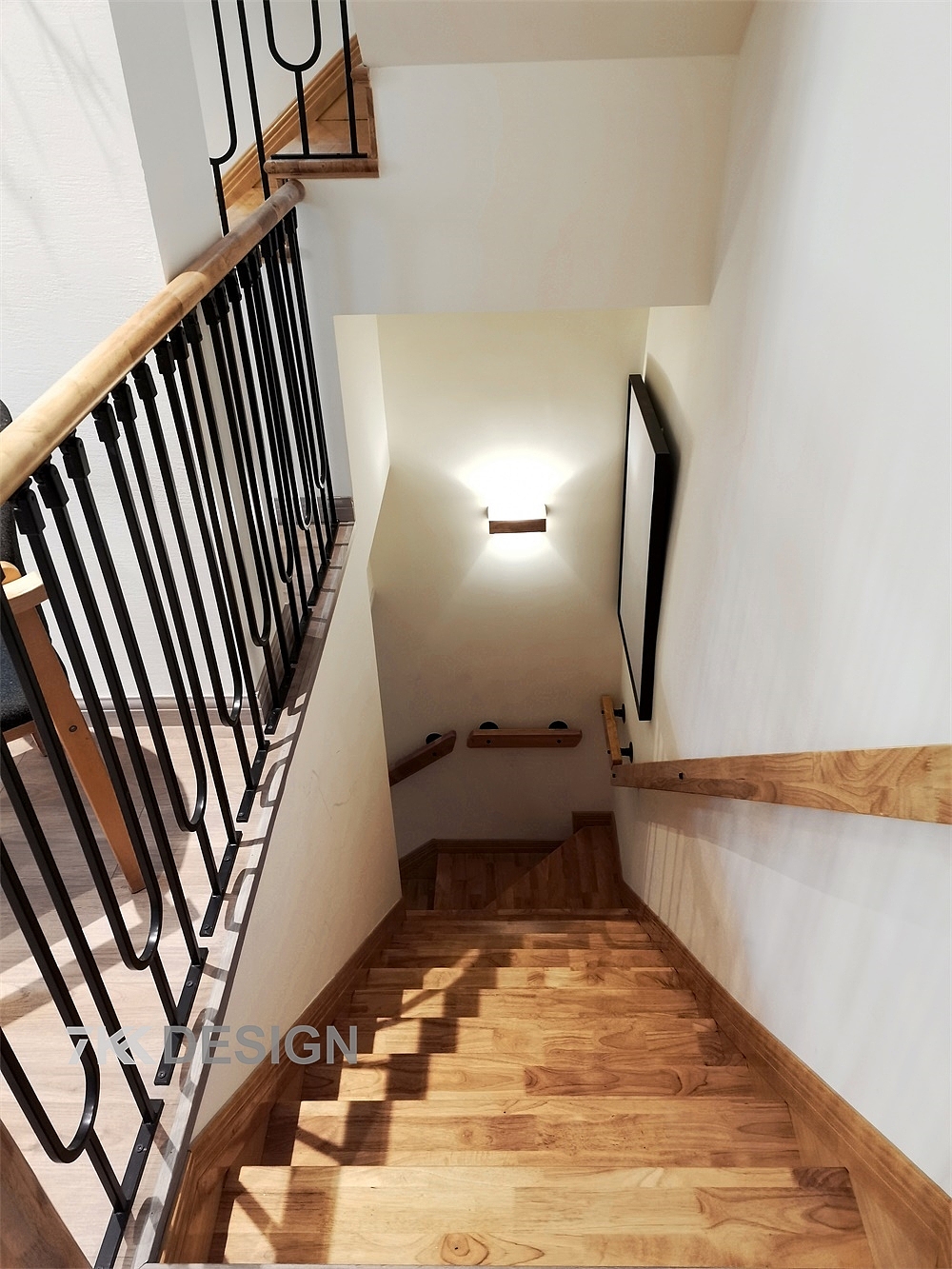 牢固的木质扶手为家人在楼梯上爬上爬下提供了安全条件。