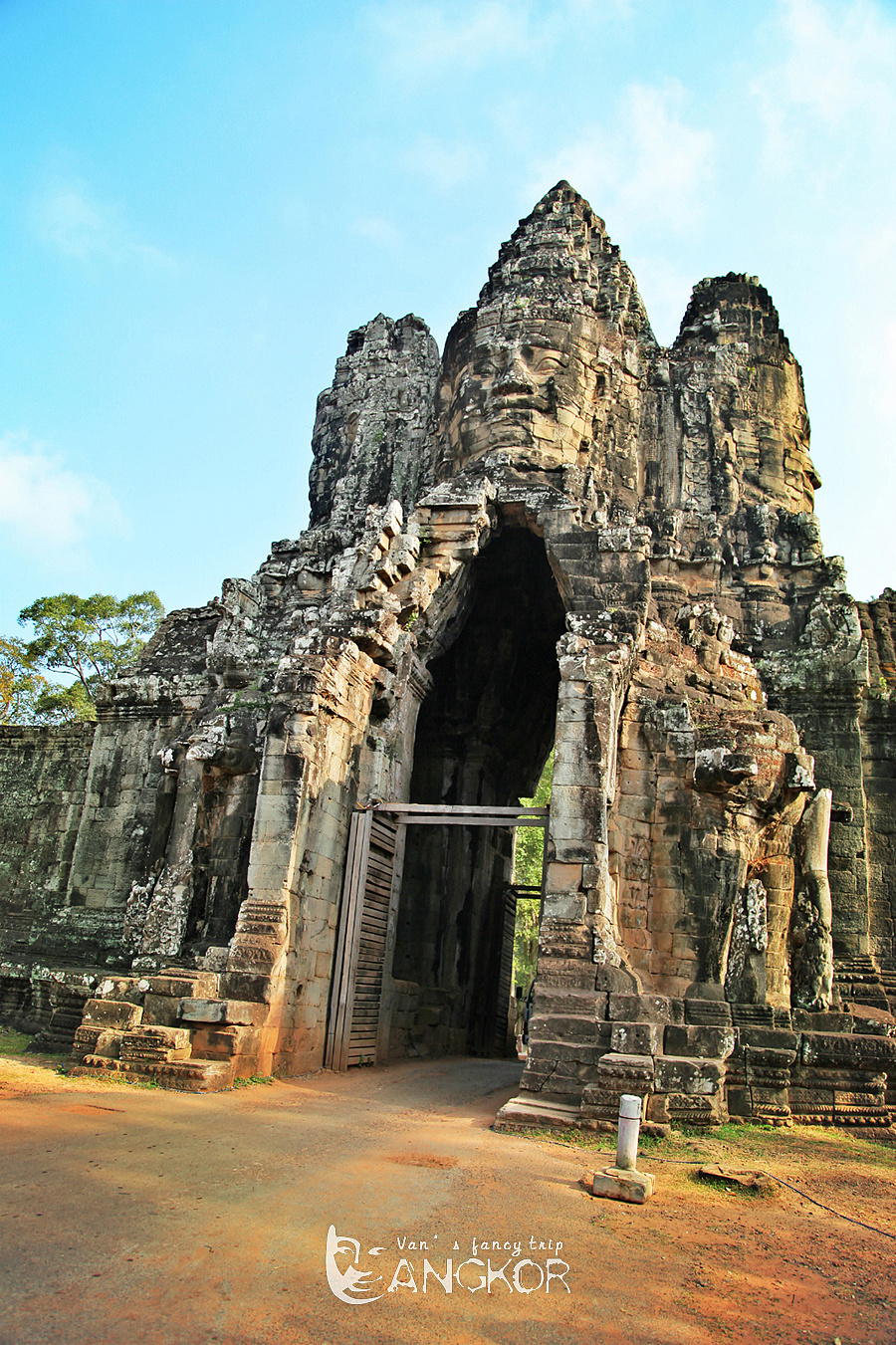 将蛇王婆苏吉缠绕在山上,天神执蛇尾,阿修罗执蛇头,两方人马一起拖拉