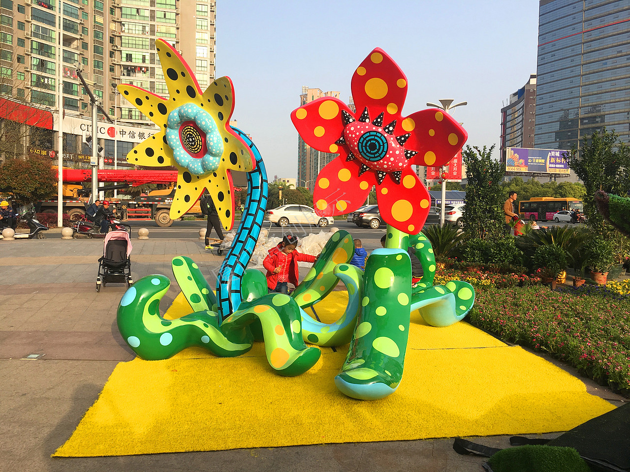 商场波点美陈（图ZMTExNzEwODA4） - 展陈设计 - 站酷设计师美陈橱窗执行者原创素材 - 站酷ZCOOL