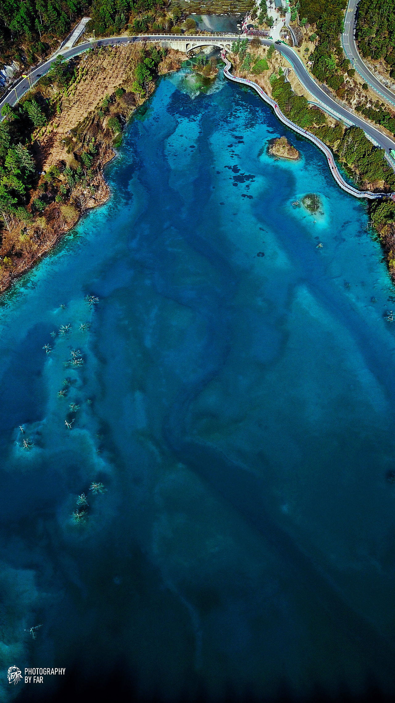 玉龙雪山下的蓝月谷,俯拍湖面有种月光拉长石的质感.
