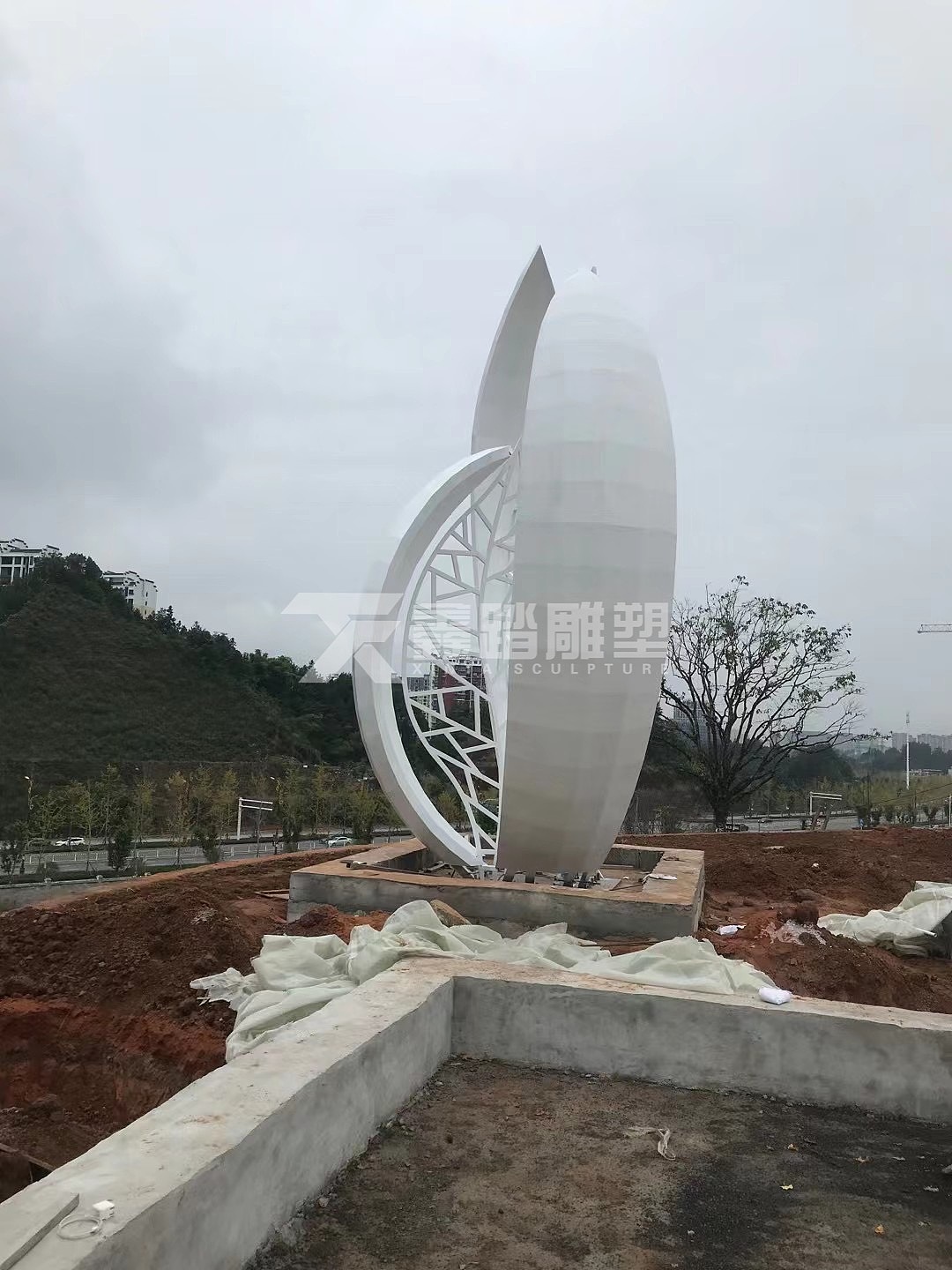 湖北恩施不锈钢树叶雕塑 恒鑫踏金属雕塑厂家安装完成（图ZMjc0NTQxMjY4） - 景观设计 - 站酷设计师咨询15015845925原创素材 - 站酷ZCOOL