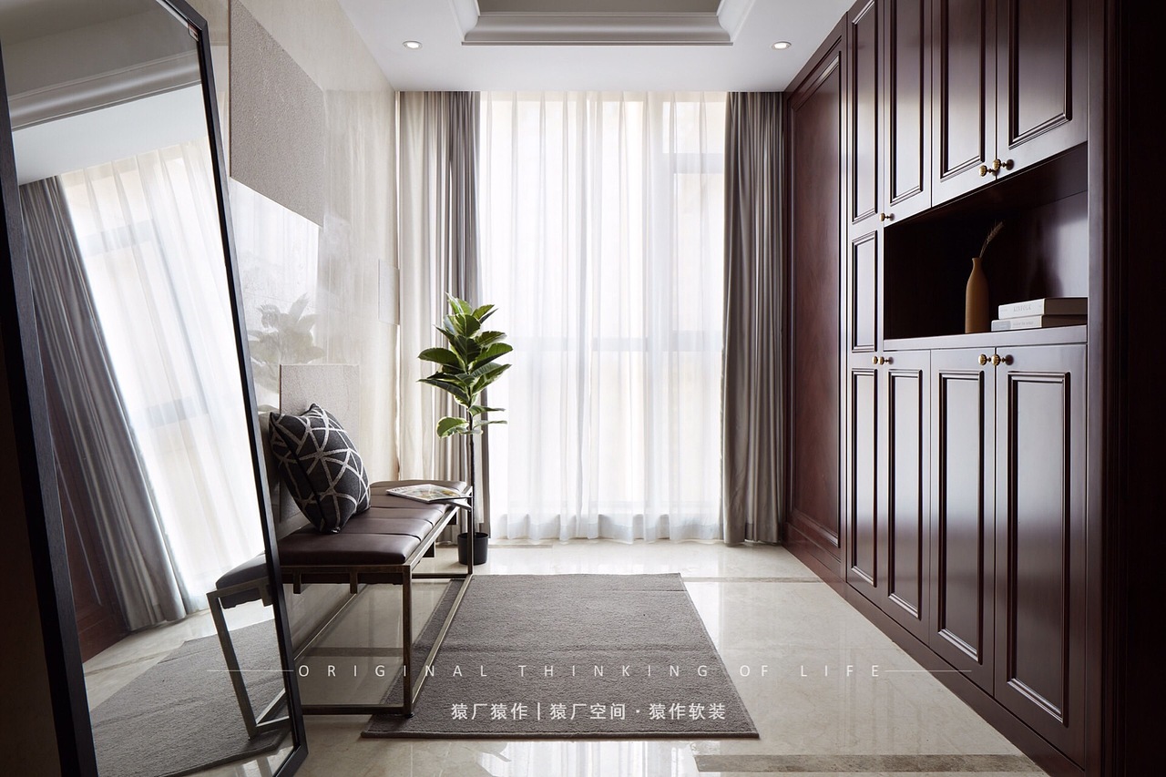 进门的玄关处,白纱窗吸入我眼帘,简洁而有质感,换鞋凳搭配与右边的红木鞋柜,恰恰是一副岁月静好的模样。