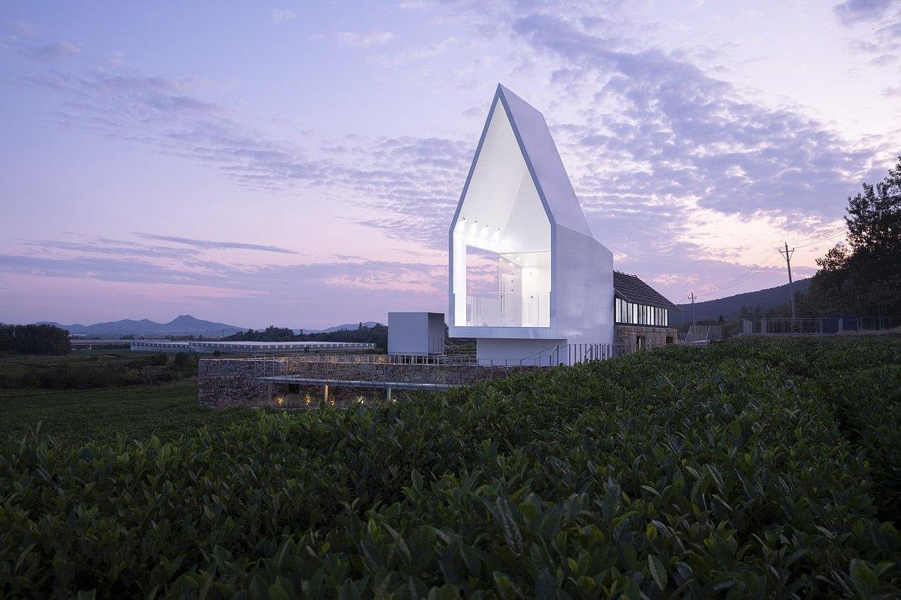 ▼夜晚的茶馆恰若灯塔