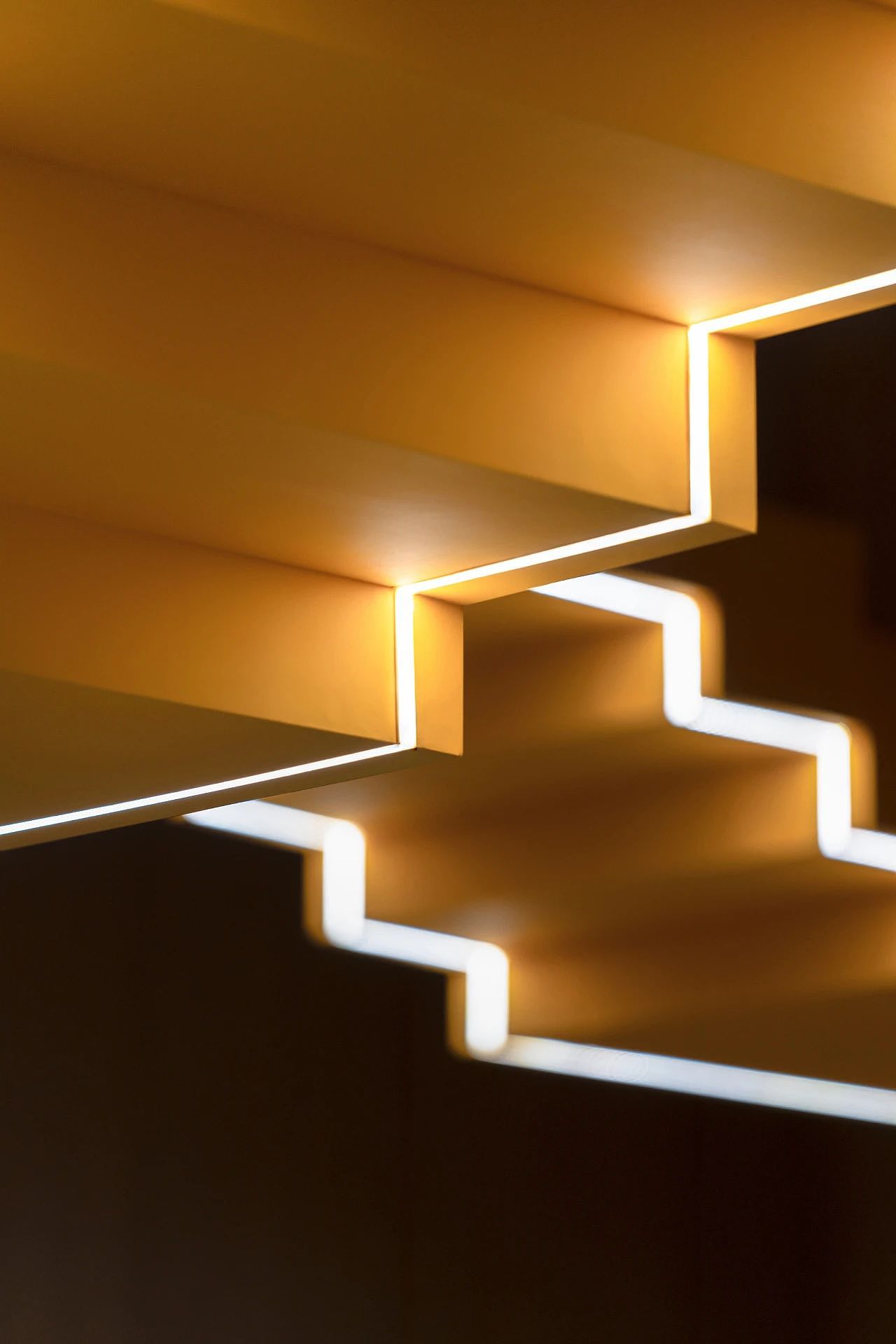 艺术阶梯装置的设计借鉴“施罗德阶梯”结构,令小象【E-FUN】倒立在明黄色的发光阶梯上愉悦玩耍,趣味横生。装置在虚与实、光与影的映衬与变幻之间,营造丰富的浸入式体验,与观者进行一场神秘与有趣的视觉游戏。