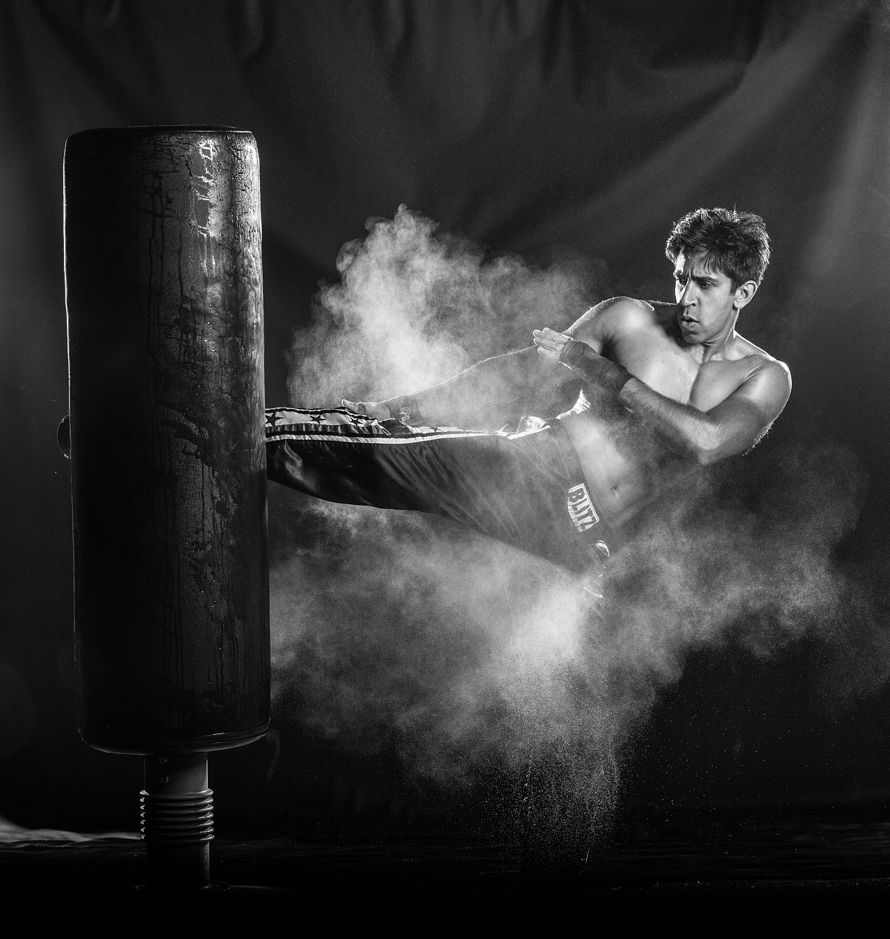 运动人物素材摄影高清拍摄拳击运动员的健硕的背影