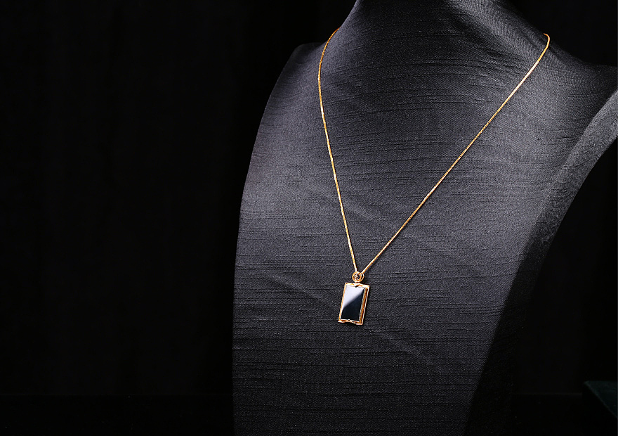 翡翠项链镶嵌图片墨翠方牌吊坠18k金镶嵌吊坠项链打灯满绿气质动人佩戴图