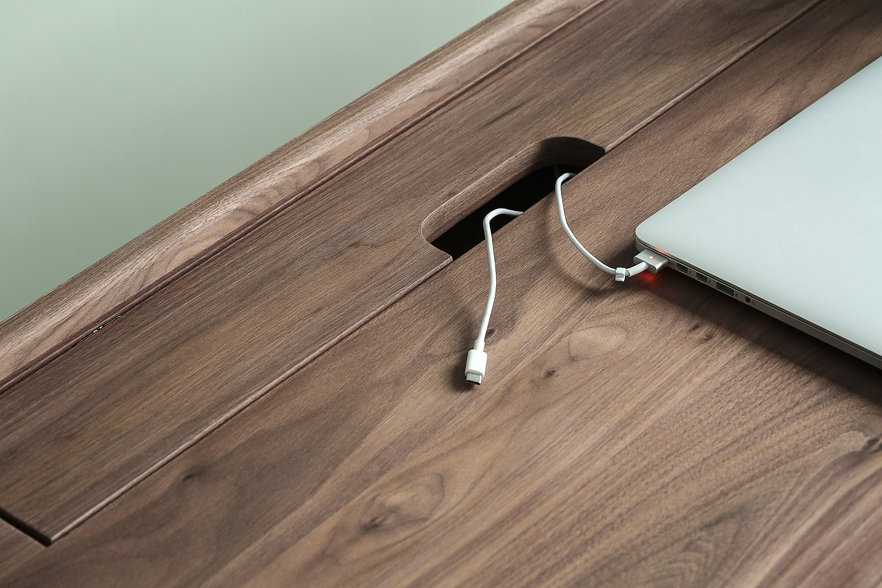 2cm护板设计(桌面后部) / 防止物品掉落
FAS级木材/纹理连贯,最大限度的整木使用,减少胶水用量, 书桌腿,抽屉面板采用整木。