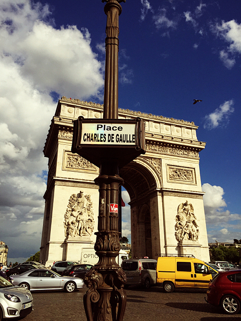 凯旋门很大非常壮观,而且雕刻精细,比图片上好看太多