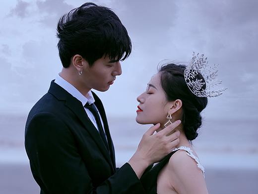 你背对山河一步步走向我