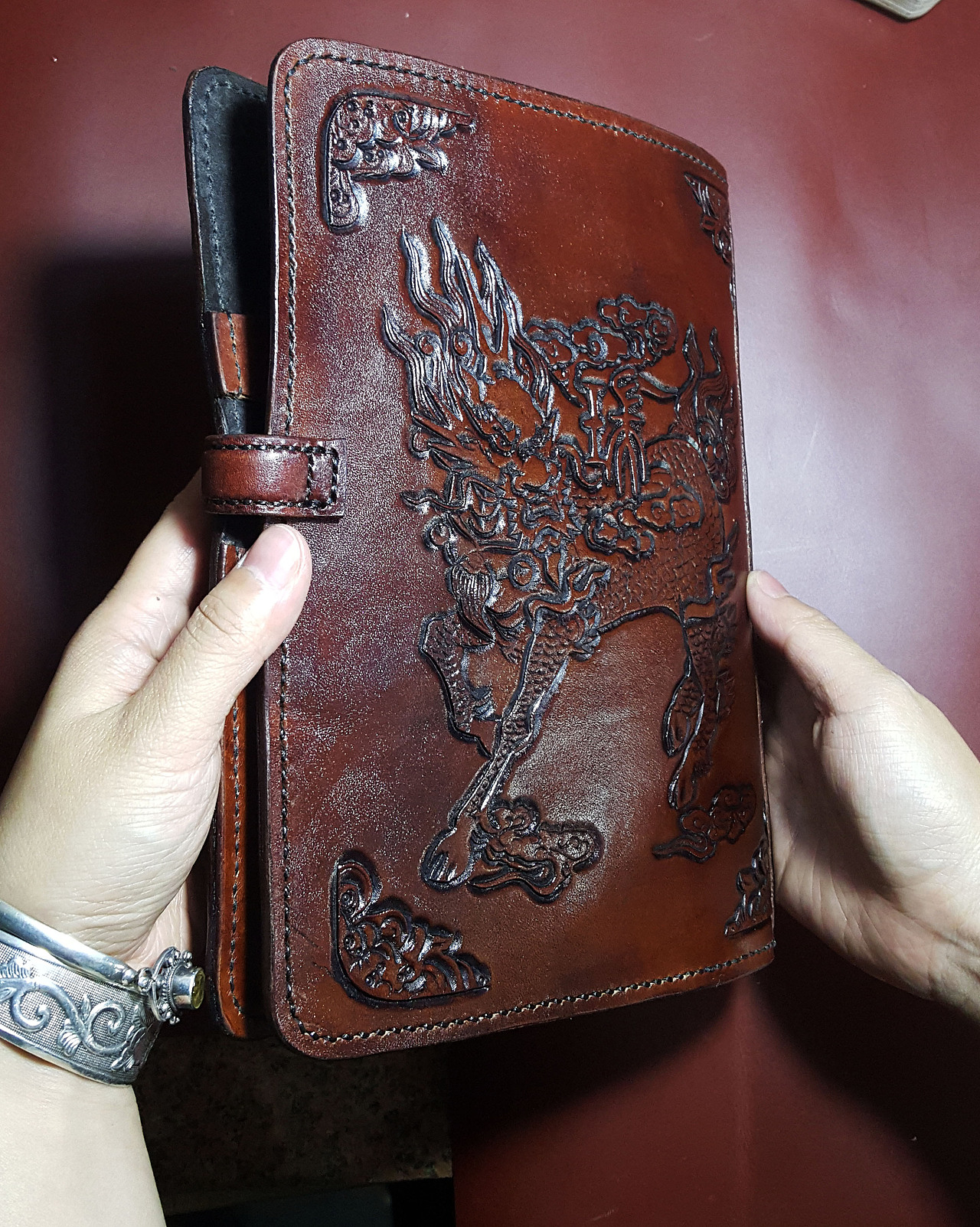 黑曜石镶嵌配雕花麒麟花纹专属定制头层牛皮笔记本