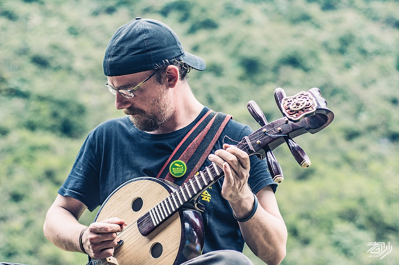 一组人物活动特写