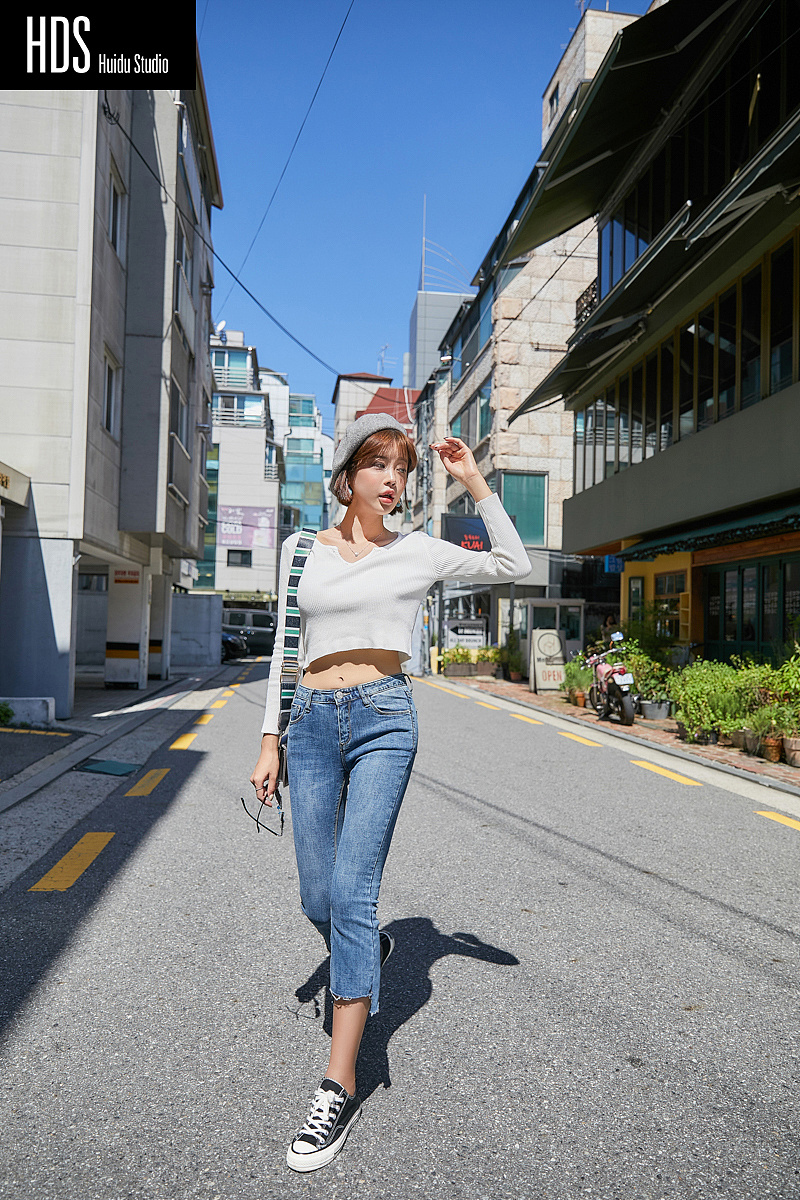 女装牛仔裤韩国模特街头外景拍摄