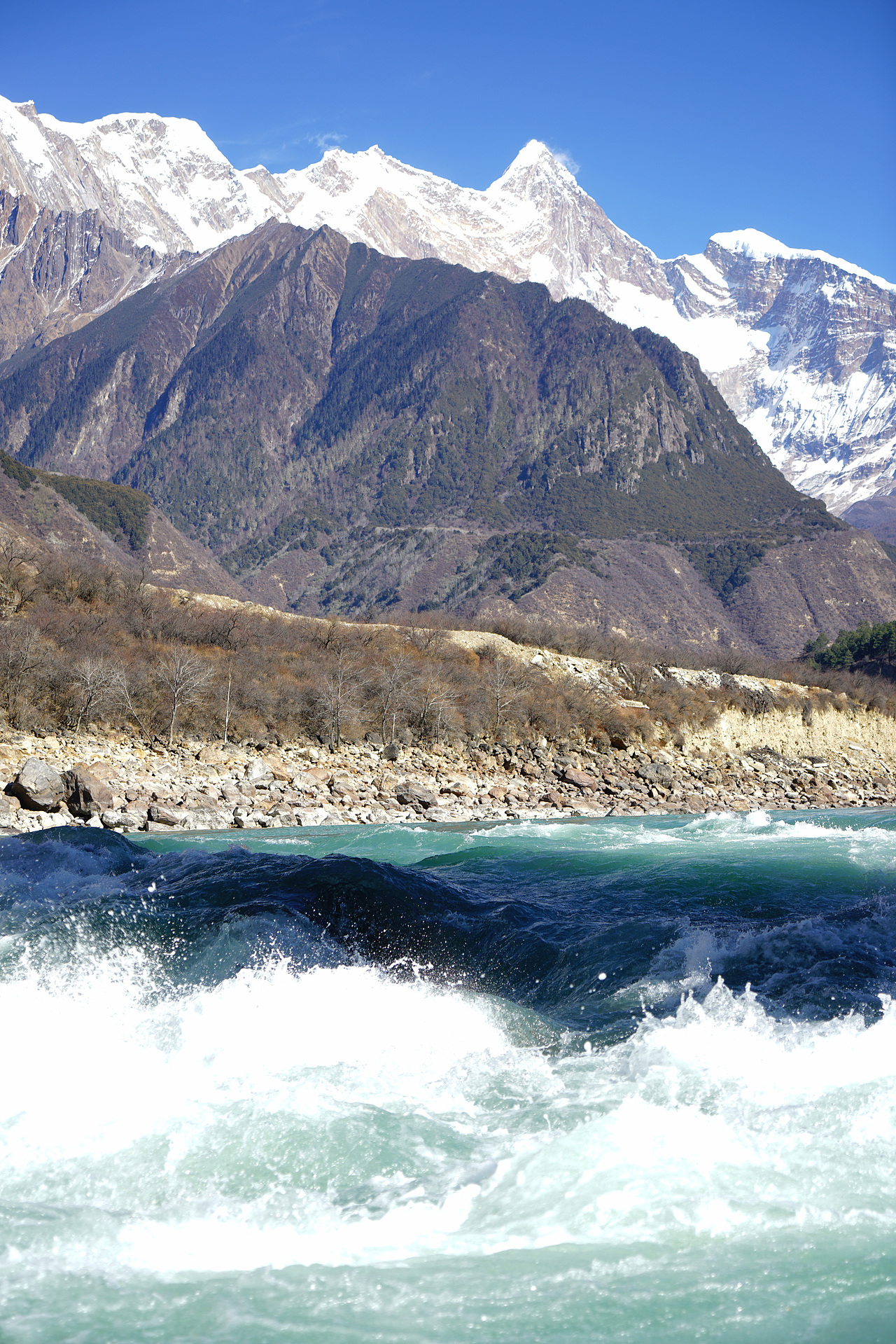 南迦巴瓦脚下奔流的雅鲁藏布江