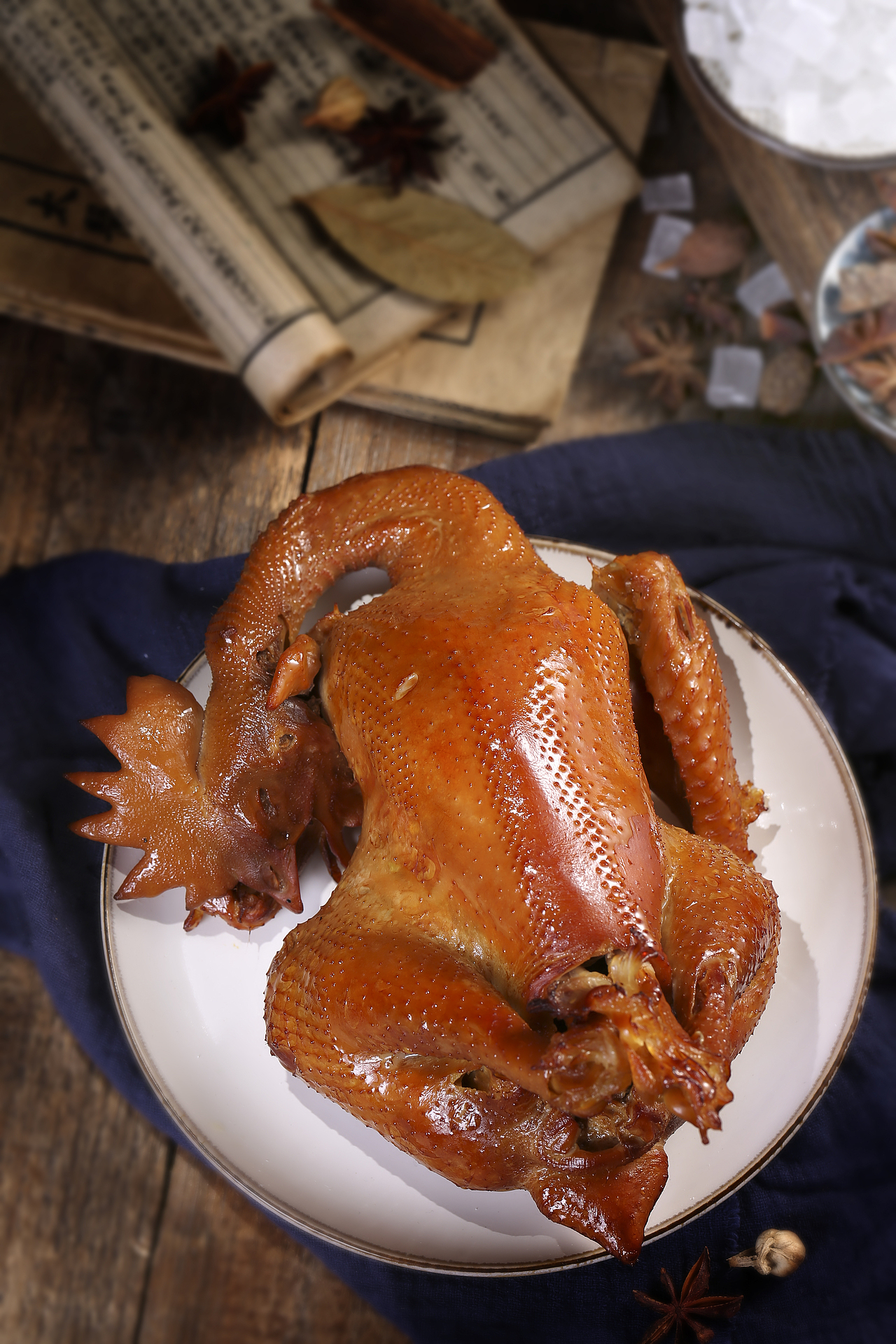 传统东北熏鸡,来自于鲁菜系的烧鸡做法,因闯关东的风潮传入东北,经上