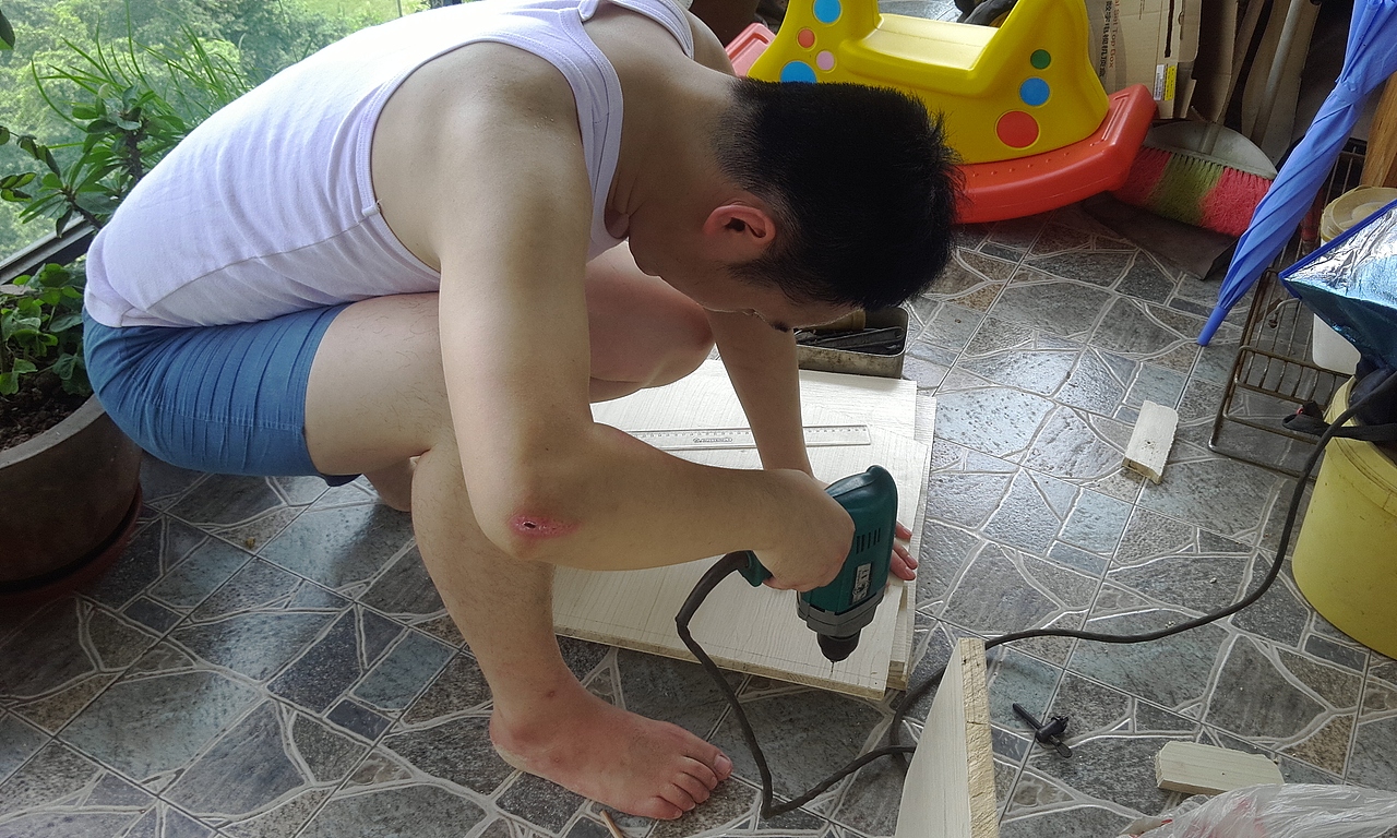 自己钉钉子不行,都钻孔了,呵呵,这样钉子不会吧面板打烂,也可以定位。